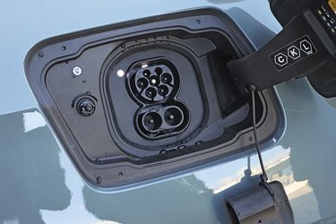 Ladeporten er placeret ved højre baghjul. Hjemme lades bilen med 11 kW fra tre faser, og på farten lynlades bilen med op til 205 kW.