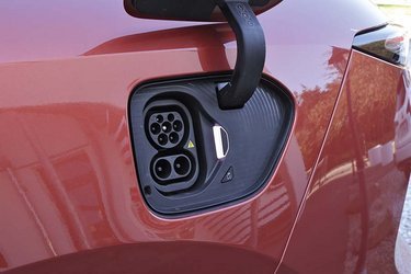 Ladestikket er placeret ved venstre baghjul. Selve bagklappen er elektrisk betjent, og bilen kan lade med 11 kW hjemme og med op til 125 kW, når man er på farten.