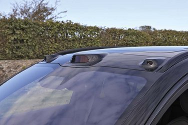Nio EL6 har i alt 33 sensorer, heriblandt to kameraer og en radar (LiDAR) på taget over forruden. I alt er der 11 udvendige kameraer, 1 LiDar og fem radarer, der holder øje med trafikken rundt om bilen. Derudover er der 12 ultralyds sensorer, der bl.a. hjælper, når bilen skal parkeres.