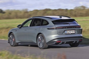 Bagenden er bilens stærkeste side – især ud fra et designperspektiv. Men den store åbning til bagagerummet kan også være en fordel for dem, der har savnet en elektrisk stationcar, fordi de skal have barnevogn med eller har en pladskrævende hobby eller en hund. 