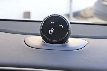Den digitale assistent, Nomi, er ekstraudstyr til 7.400 kr., men den bidrager til mere distraktion under kørslen og kan ikke anbefales. Du mister ikke funktioner, men får blot en mere metallisk stemme at tale med.