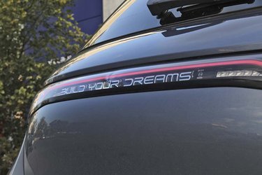 Under bagrudeviskeren, inde i lygtebåndet, står der BUILD YOUR DREAMS. Det er det, BYD står for. Navnet udtales i øvrigt B-Y-D.