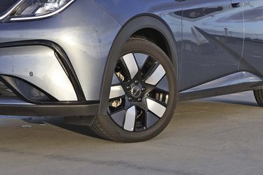 I Design-udgaven leveres bilen med trefarvede letmetalfælge på 17 tommer. Vores bil kørte på Linglong-dæk, men nye biler leveres med dæk fra Yokohama.