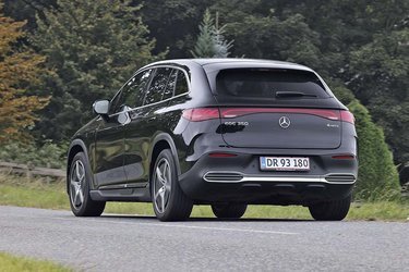 EQE 350 4MATIC er navnet på denne SUV-udgave af elbilen, der er Mercedes’ næststørste. Bilen har som standard træk på alle fire hjul.