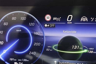 Holder man mute-knappen inde på rattet, slår man alle advarsler fra assistentsystemerne fra. Det er en fin løsning, som mange andre bilproducenter med fordel kunne kopiere, i stedet for at man skal ind i mange undermenuer, hvis man vil slå det fra.
