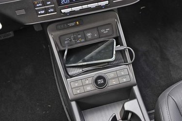 Mobilen skal i stik, for at Android Auto og Apple CarPlay virker. I den funktion lades mobilen med 20 watt, men du kan skifte til en ren opladningstilstand, hvor den kan lade med op til 60 watt. Det passer til en computer eller tablet. 