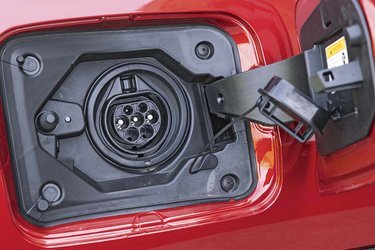 Toyota har blot et enfaset ladestik, som de selv angiver en ladetid på fem timer ved 3,3 kW. Med et trefaset ladestik vil den kunne lades helt op på 1,5 time, dermed vil man oftere have mulighed for at lade bilen helt op og køre endnu mere på strøm. 