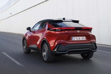Sort tag er en mulighed på flere udgave af C-HR, og den findes også i en version, hvor bagdelen af bilen også er malet helt sort. Det skiller den designmæssigt mere ud i trafikken. 
