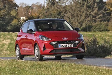 Hyundai i10 er en velkørende bil i mikroklassen, men træerne vokser ikke ind i himmelen. Man må derfor leve med en del motorstøj og en trods alt begrænset brugsværdi.