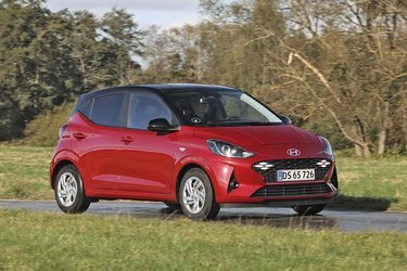 Hyundai i10 har fået et nænsomt facelift med en ny front, nye baglygter og et let modificeret indre. Prisen begynder nu ved 146.000 kr., mens denne testede Advanced-udgave fås fra 163.000 kr.
