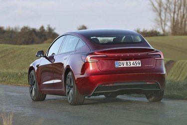 Der er også nye lygter bag på bilen, der har fået et lille løft på designet. Spionbilleder indikerede, at modellen ville blive en hatchback, men Model 3 er fortsat en sedan. 