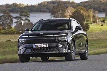 G9 er den anden model fra Xpeng, der også har lanceret sedanmodellen P7 i Danmark. Prisen på G9 starter på 480.000 kr. for basismodellen, som du ser her på billedet.