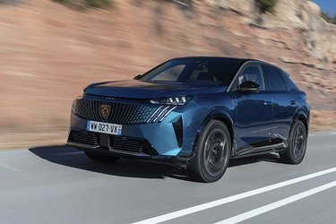 Den nye generation af Peugeot 3008 kommer i første omgang kun som elbil og bliver dermed yderst interessant i Danmark. Bilen trækker på forhjulene og har et batteri på 73 kWh, der giver en rækkevidde på 525 km (WLTP). Senere dukker en udgave op med en rækkevidde på over 700 km.