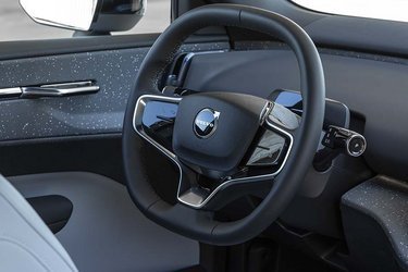 Bag rattets højre side er gearvælgeren, der på Tesla-maner styrer kørselsretningen, og det er også her, Pilot Assist aktiveres. På selve rattets flader er der touch-knapper, der er svære at betjene uden at se på dem samtidig.