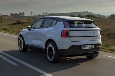 Baglygterne er placeret i to etager i hver side. Volvo kan endnu ikke bekræfte, at de er tændt i dagtimerne. Der er en let tilgængelig trykknap til bagklappen, og der er desuden vinduesvisker bagtil.