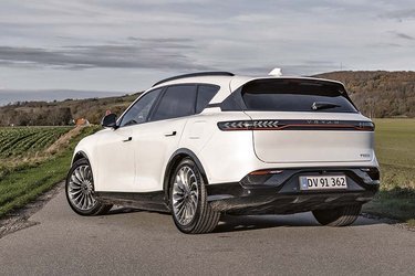 Free er en elegant designet bil, der har pop-ud dørhåndtag og et meget enkelt udtryk. Den er forholdsvis aflang i formen, hvilket giver god plads i kabinen. Den kommer kun i én motor- og udstyrsvariant, så det eneste du kan vælge, er farver ind- og udvendigt samt et par mindre designdetaljer. 