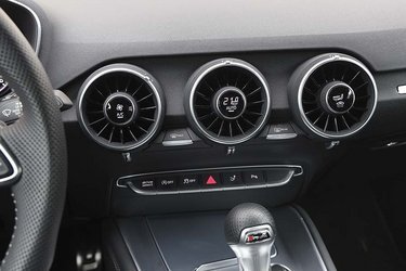 Det mest specielle ved kabinen er betjeningen af klimaanlægget, der sker på knapper integreret i de tre midterste ventilationsdyser. Smart detalje og let at betjene. 