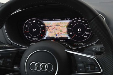 Den eneste skærm i bilen er til instrumenterne, men her er også navigation samt betjening af bilens mediefunktioner. Skærmen er naturligvis ikke trykfølsom og er heller ikke så intuitiv at betjene.