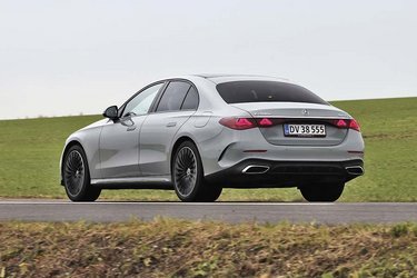 Bløde linjer og kurver kendetegner designet på  E-klassen, der er blevet ganske aerodynamisk. Baglygterne har to LED-stjerner i begge sider.
