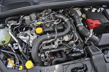 Motorrummet er rodet at se på, men det indeholder den gammelkendte trecylindrede benzinmotor på 1.0 liter. Den er udstyret med turbolader og yder maksimalt 90 hk.
