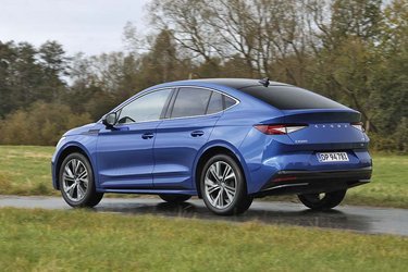 Enyaq findes både som SUV, hvor bagenden er højere, og som denne såkaldte SUV-Coupé. Coupé-formen giver et mindre bagagerum, lidt længere rækkevidde, fjerner vinduesviskeren bag og koster 20.000 kr. ekstra.