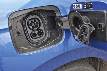 Basisbatteriet på 58 kWh kan ikke lade så hurtigt, og dermed er modellen mindre egnet til de bilister, som ofte kører lange ture. Men kører du kun langt af og til, så vær glad for at have et batteri, som passer til hverdagen, og nyd de lidt længere og hyppigere pauser, og kom udhvilet frem. 
