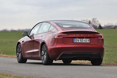 Tesla Model 3 er en firedørs sedan med udvendigt bagagerum. Denne nye faceliftede model kendes på, at der nu står TESLA oven over nummerpladen.