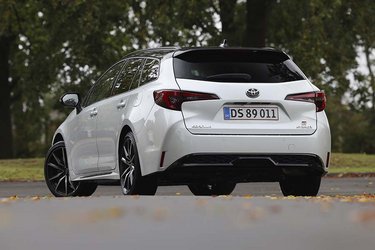Stationcarudgaven af Toyota Corolla er en nydelig bil, og her er den med tofarvet lakering i form af hvid metallak og sort tag (Platinum Pearl White/Night Sky Black) til 5.000 kr. ekstra.