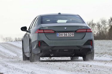 Endnu får BMW 5-serien kun som en firedørs sedan, men en stationcar følger allerede senere i år.