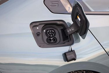 Ladestikket er placeret ved højre baghjul. Der er lys, og man skal ikke fjerne en gummiprop til daglig, men kun ved stikket til lynladeren. Hjemme lader bilen som standard med 11 kW men en 22 kW indbygget lader kan tilkøbes som ekstraudstyr.