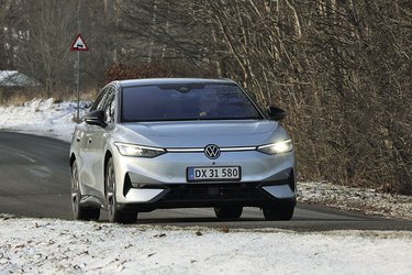 VW ID.7 er populært sagt en elektrisk udgave af VW Passat. Modsat Passaten er ID.7 her en femdørs hatchback, men senere i år dukker den også op som stationcar. Priserne for ID.7 begynder ved 450.000 kr., og denne luksusudgave koster 490.000 kr.