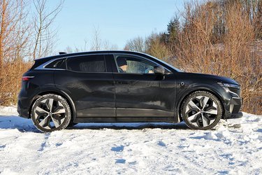 Med til det flotte design hører store fælge, og på Techno-versionen er de helt oppe på 20-tommer. De giver en lidt fastere affjedring, samtidig med at den styrer mere sportsligt. 