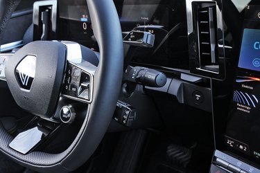 Tre stilke på højre side er mindst én for meget. Den øverste er gearvælgeren, men ofte får man fat i vinduesviskerarmen i stedet (midten). Nederst er betjening af lyd som Renault i mange år har haft dernede. Men måske det er tid til at gentænke den del af betjeningen. 