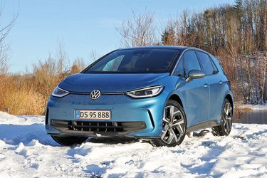 I 2023 fik ID.3 et facelift, hvor det mest synlige udefra var, at fronthjelmen blev mere traditionel. Tidligere var der en sort plastkappe tættest på forruden.