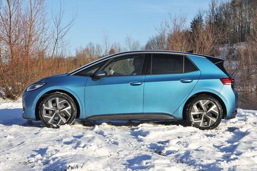 ID.3 deler teknisk platform med SUV-modellen ID.4. Men den er meget sammenlignelig med Cupra Born, der har samme dimensioner og udstyrsmuligheder. Der er dog lidt forskel på designet og p.t. også på priserne.  