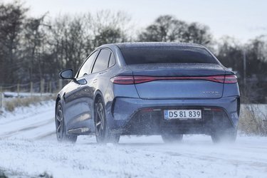 Baglygterne er flotte at se på, og de løber i hele bilens bredde. Nederst på bagklappen står der BYD Seal 3,8s, hvor tallet refererer til den tid, det tager at accelerere op til 100 km/t.