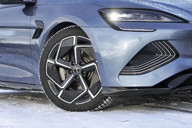 Begge udgaver af BYD Seal kommer som standard med hjul på 19-tommers letmetalfælge. Et sæt med fire vinterhjul koster 16.000 kr.