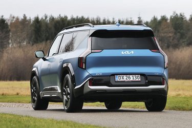Der er virkeligt arbejdet med designet, hvor skarpe kanter løber på kryds og tværs i former, der giver bilen et umiskendeligt look. Store skærmkanter giver desuden bilen et barskt udseende.