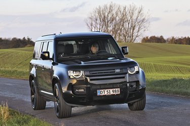 Land Rover Defender 130” er den længste og største udgave af den moderne udgave af det legendariske britiske ikon. Med en dieselmotor med 388 hk begynder prisen på to mio. kroner!