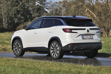 Austral er efterfølgeren til Kadjar, men herhjemme fås den kun i en enkelt version med en benzinmotor med mild-hybridteknik og et CVT-automatgear. Prisen er 375.000 kr.