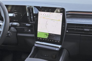 Den store skærm i midten rummer bl.a. Google navigationsanlæg, og det er med indbygget taleassistent, der meget flot forstår dansk og taler dansk. 