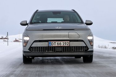 Hyundai Kona har i denne nye generation fået et design, hvor særligt lygterne for og bag får bilen til at skille sig markant ud fra mængden. Bemærk, at ladeporten er placeret i fronten.