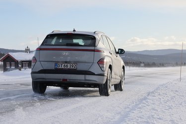 Hyundai Kona er en mellemting mellem en stor SUV og en stationcar og byder på generelt gode pladsforhold. Bagklappen åbner langt nede, og bagruden er forsynet med bagrudevisker.