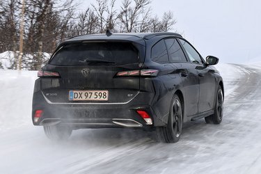 Det er nyt, at Peugeot 308 nu fås som elektrisk stationcar. Så hedder den E-308 SW, og det er en sjælden kombination på det danske marked. Merprisen er 15.000 kr. i forhold til femdørsudgaven.