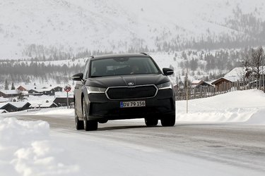 Billigste udgave af Skoda Enyaq hedder 60 Premium, og det er en ret veludstyret version, hvor bl.a. matrix-forlygter er en del af standardudstyret. Batterier er til gengæld ikke ret stort.