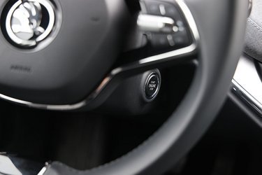 En startknap er placeret på ratstammen, men til hverdag behøver man ikke at aktivere den, da der er sædekontakt, der registrerer, om man sidder på førersædet. Gør man det, er bilen klar til at køre.