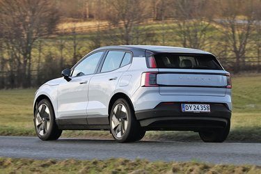 Designet er virkelig vellykket, og bagfra giver de lodrette baglygter en lille hilsen til tidligere tiders Volvo-modeller. Er man i tvivl, står der Volvo med store bogstaver hen over bagklappen.