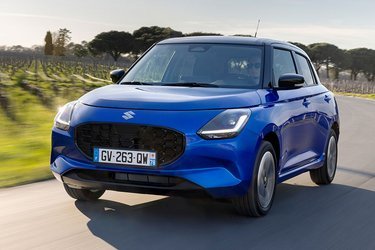 Det er fjerde generation af Suzuki Swift, der nu er på vej til Danmark. Modellen er opdateret på alle væsentlige punkter, men grundformen er der ikke pillet ved. Priserne begynder ved 172.000 kr.