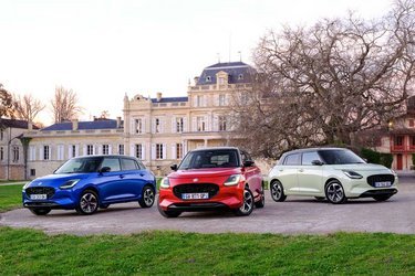 Den nye Suzuki Swift kommer kun i én karrosseriudgave og med én motorversion. Til gengæld fås den i alt i 10 forskellige farver, heriblandt disse tre farver: blå, rød og lysegul – alle med sort tag.