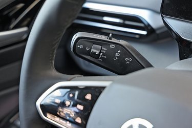 Der er som standard adaptiv fartpilot og Travel Assist, som er VW’s navn for en vognbaneassistent. Den fungerer rigtig godt, og sammen med skiltegenkendelsen, der justerer fartpiloten, får man som fører en mægtig fin aflastning.